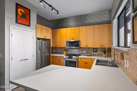 Kitchen - 914 E Osborn Rd #306, Phoenix, AZ 85014 photo 3 of 5