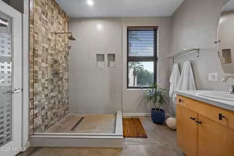 Bath - 914 E Osborn Rd #306, Phoenix, AZ 85014 photo 2 of 5