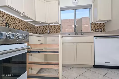 Kitchen - 1017 E Montoya Ln, Phoenix, AZ 85024 photo 7 of 8