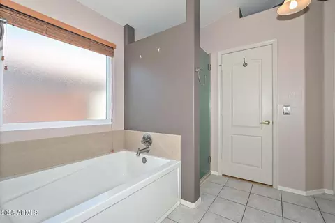 Bath - 1017 E Montoya Ln, Phoenix, AZ 85024 photo 2 of 4