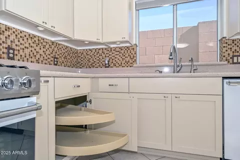 Kitchen - 1017 E Montoya Ln, Phoenix, AZ 85024 photo 6 of 8