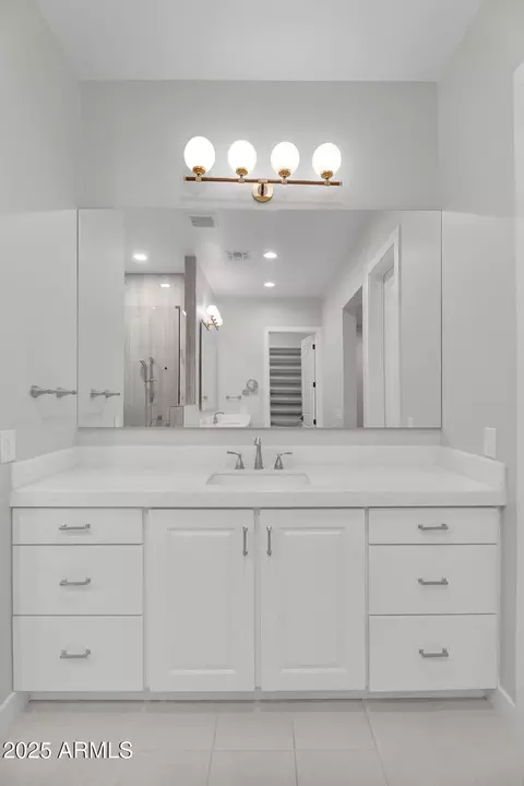 Bath - 3918 E Crittenden Ln, Phoenix, AZ 85018 photo 2 of 7