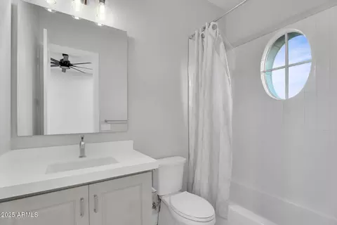 Bath - 3918 E Crittenden Ln, Phoenix, AZ 85018 photo 6 of 7