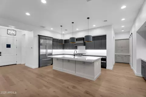 Kitchen - 3918 E Crittenden Ln, Phoenix, AZ 85018 photo 3 of 4
