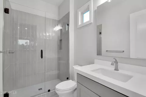 Bath - 3918 E Crittenden Ln, Phoenix, AZ 85018 photo 5 of 7