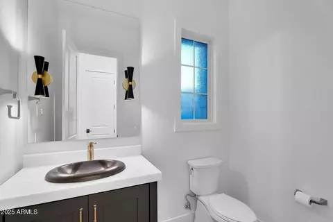Bath - 3918 E Crittenden Ln, Phoenix, AZ 85018 photo 4 of 7