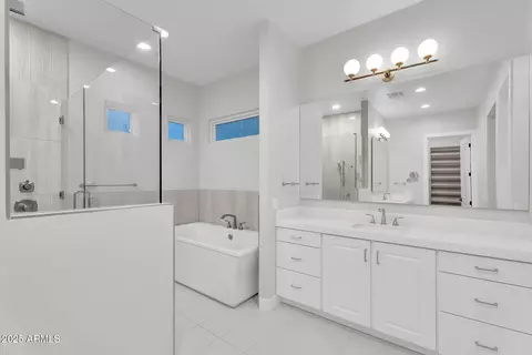 Bath - 3918 E Crittenden Ln, Phoenix, AZ 85018 photo 1 of 7