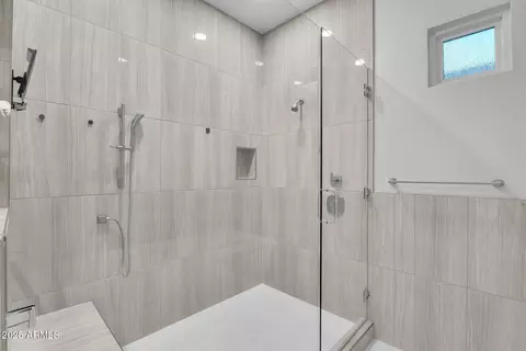 Bath - 3918 E Crittenden Ln, Phoenix, AZ 85018 photo 3 of 7