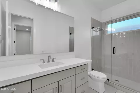 Bath - 3918 E Crittenden Ln, Phoenix, AZ 85018 photo 7 of 7