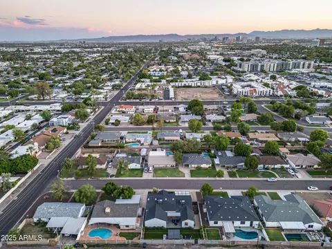 View/Area - 928 E Berridge Ln, Phoenix, AZ 85014 photo 12 of 24