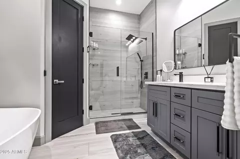 Bath - 928 E Berridge Ln, Phoenix, AZ 85014 photo 3 of 9