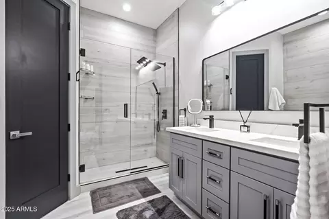 Bath - 928 E Berridge Ln, Phoenix, AZ 85014 photo 1 of 9