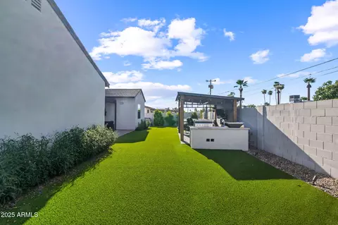Exterior - 928 E Berridge Ln, Phoenix, AZ 85014 photo 15 of 35