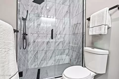 Bath - 928 E Berridge Ln, Phoenix, AZ 85014 photo 5 of 9