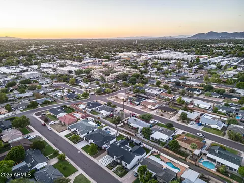 View/Area - 928 E Berridge Ln, Phoenix, AZ 85014 photo 15 of 24