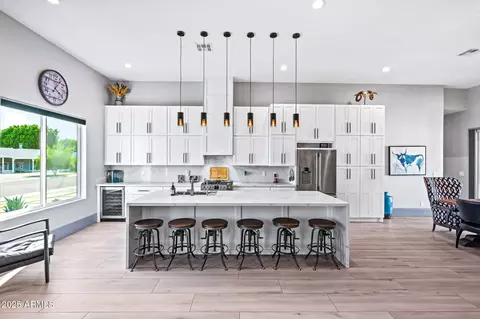 Kitchen - 928 E Berridge Ln, Phoenix, AZ 85014 photo 5 of 7