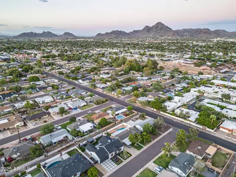 View/Area - 928 E Berridge Ln, Phoenix, AZ 85014 photo 14 of 24