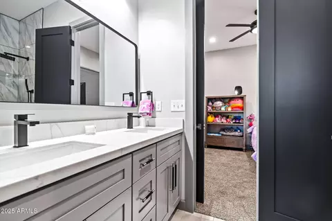 Bath - 928 E Berridge Ln, Phoenix, AZ 85014 photo 6 of 9