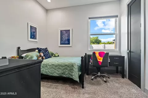 Bedroom - 928 E Berridge Ln, Phoenix, AZ 85014 photo 7 of 10