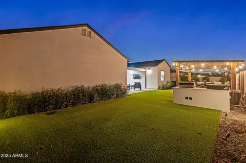 Exterior - 928 E Berridge Ln, Phoenix, AZ 85014 photo 31 of 35