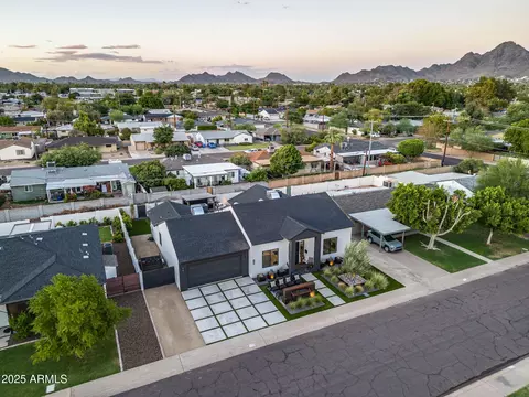 View/Area - 928 E Berridge Ln, Phoenix, AZ 85014 photo 3 of 24