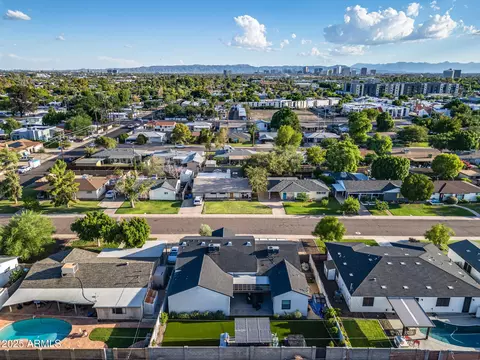 View/Area - 928 E Berridge Ln, Phoenix, AZ 85014 photo 21 of 24