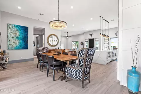 Dining - 928 E Berridge Ln, Phoenix, AZ 85014 photo 2 of 3