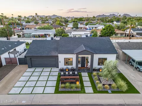 View/Area - 928 E Berridge Ln, Phoenix, AZ 85014 photo 2 of 24