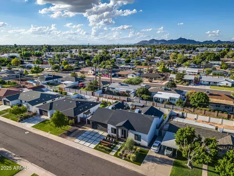 View/Area - 928 E Berridge Ln, Phoenix, AZ 85014 photo 19 of 24