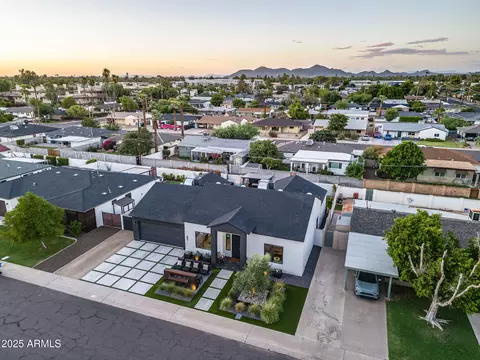 View/Area - 928 E Berridge Ln, Phoenix, AZ 85014 photo 4 of 24