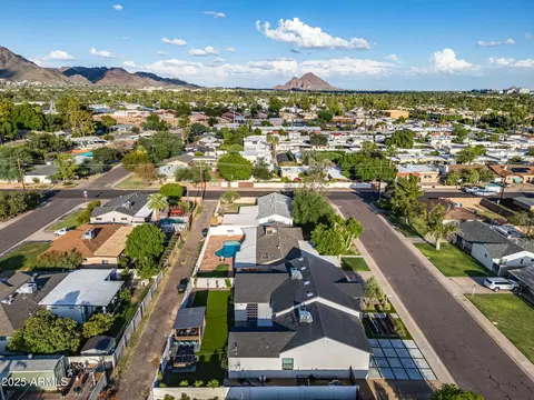 View/Area - 928 E Berridge Ln, Phoenix, AZ 85014 photo 22 of 24