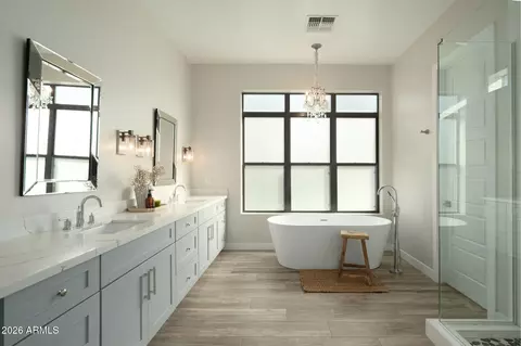 Bath - 4533 E Montecito Ave, Phoenix, AZ 85018 photo 1 of 5