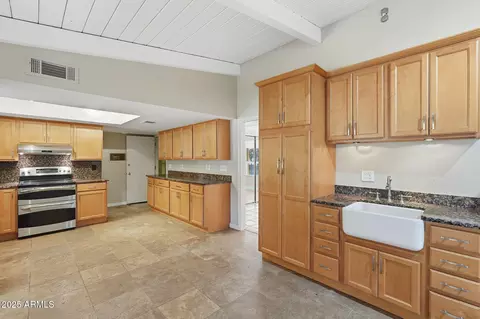 Kitchen - 914 S 132nd St, Gilbert, AZ 85233 photo 4 of 7