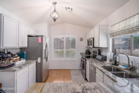 Kitchen - 2246 E Soft Wind Dr, Phoenix, AZ 85024 photo 5 of 8