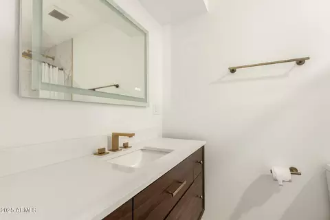 Bath - 2210 Everett Dr, Phoenix, AZ 85022 photo 3 of 5