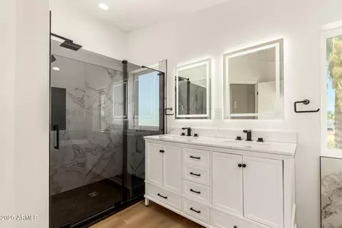 Bath - 2210 Everett Dr, Phoenix, AZ 85022 photo 2 of 5