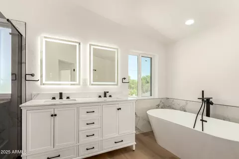 Bath - 2210 Everett Dr, Phoenix, AZ 85022 photo 1 of 5