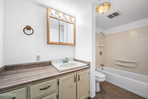 Bath - 1101 E Bethany Home Rd #8, Phoenix, AZ 85014 photo 1 of 1