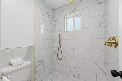 Bath - 704 E Mesquite Ave, Gilbert, AZ 85296 photo 7 of 9