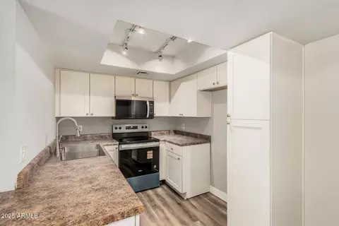 Kitchen - 1840 E Morten Ave #140, Phoenix, AZ 85020 photo 3 of 4