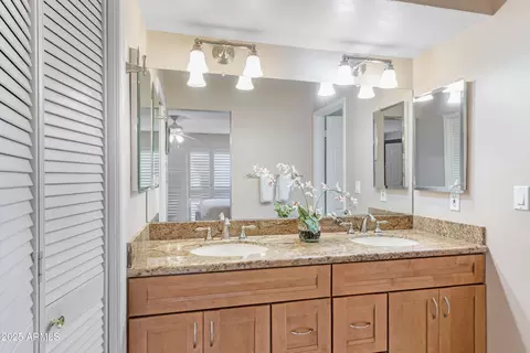 Bath - 2511 E Oregon Ave, Phoenix, AZ 85016 photo 1 of 4