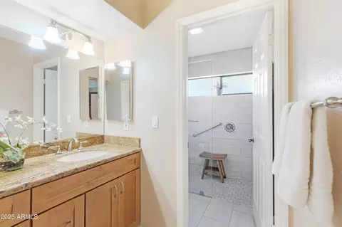 Bath - 2511 E Oregon Ave, Phoenix, AZ 85016 photo 2 of 4