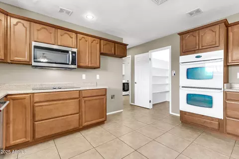 Kitchen - 15834 E Ocotillo Rd, Gilbert, AZ 85298 photo 3 of 4