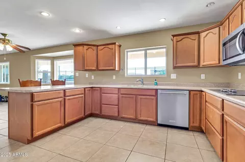 Kitchen - 15834 E Ocotillo Rd, Gilbert, AZ 85298 photo 2 of 4