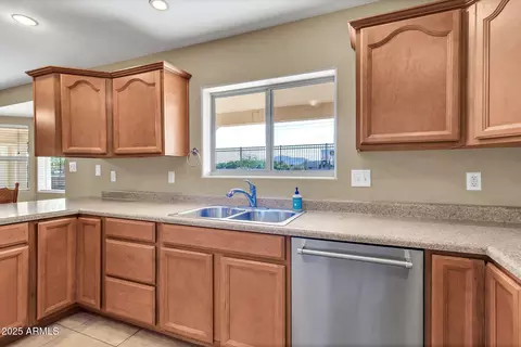 Kitchen - 15834 E Ocotillo Rd, Gilbert, AZ 85298 photo 4 of 4