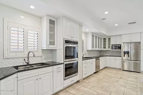 Kitchen - 1345 E Ocotillo Rd, Phoenix, AZ 85014 photo 3 of 4