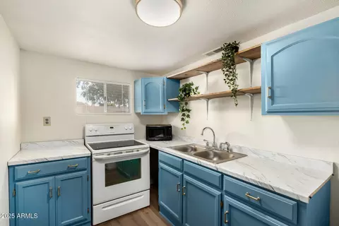 Kitchen - 4713 E Hidalgo Ave, Phoenix, AZ 85040 photo 5 of 6