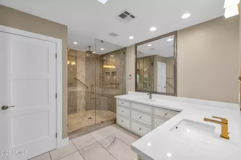Bath - 2530 E Oregon Ave, Phoenix, AZ 85016 photo 4 of 7
