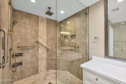 Bath - 2530 E Oregon Ave, Phoenix, AZ 85016 photo 3 of 7