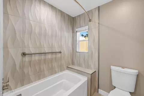 Bath - 2530 E Oregon Ave, Phoenix, AZ 85016 photo 6 of 7